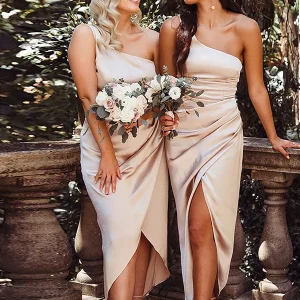 Robe de demoiselle d'honneur en satin champagne à épaules hautes et basses