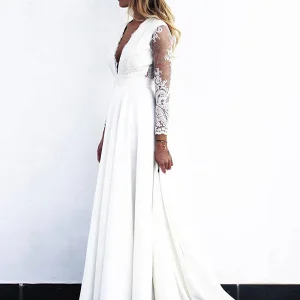 Robe de mariée longue en dentelle blanche à manches longues et col en V