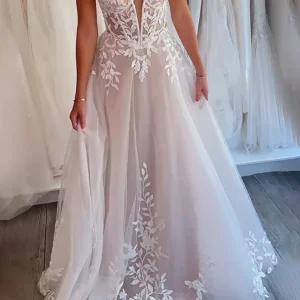 Robe de mariée asymétrique avec applications de dentelle sur l'épaule