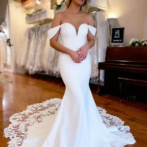 Robe de mariée longue et décolletée bordée de dentelle sirène ivoire