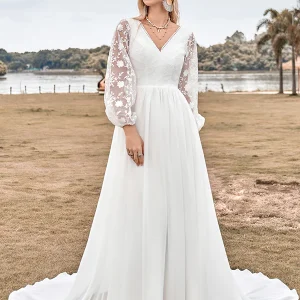 Robe de mariage boho à col V en mousseline ivoire avec traîne et dentelle