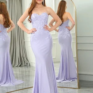Robe de soirée fourreau sans bretelles à corset avec applications en dentelle