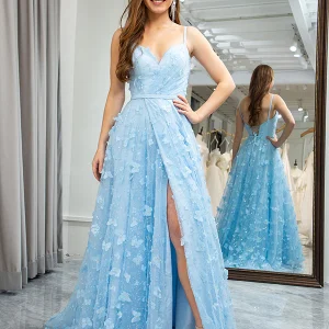Robe de soirée bleu ciel à bretelles spaghetti et perles avec fente