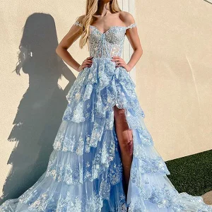 Robe de bal de fin d'année en dentelle avec fente et corset bleu
