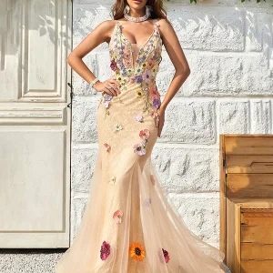 Robe longue de bal de fin d'année à col V profond en champagne avec applications
