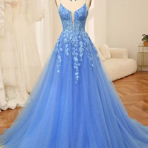 Robe de bal de fin d'année bleue à bretelles spaghetti avec applications