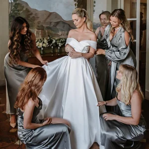Robe de mariée en satin à épaules découvertes