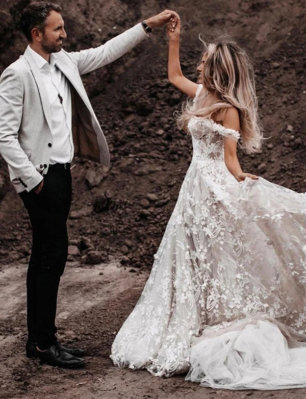 Robe de mariée boho en dentelle à épaules dénudées – Image 5