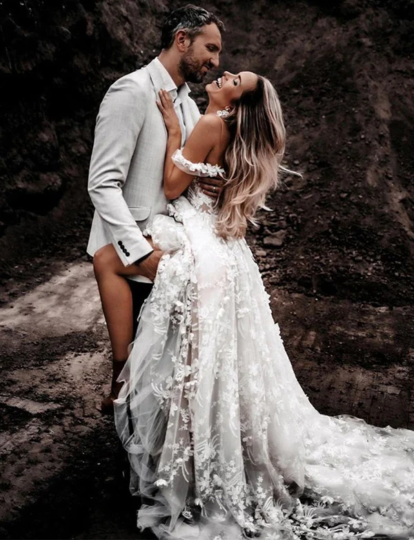 Robe de mariée boho en dentelle à épaules dénudées – Image 6