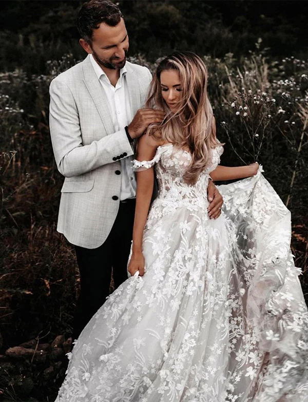 Robe de mariée boho en dentelle à épaules dénudées – Image 3