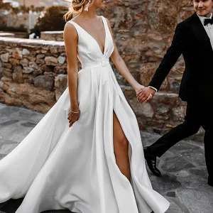 Robe de mariée en satin à col en V profond et fendu